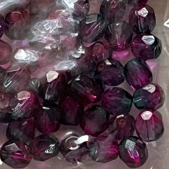 Assortment of fushia shades gemstone and glass beads - Picture 9 of 10